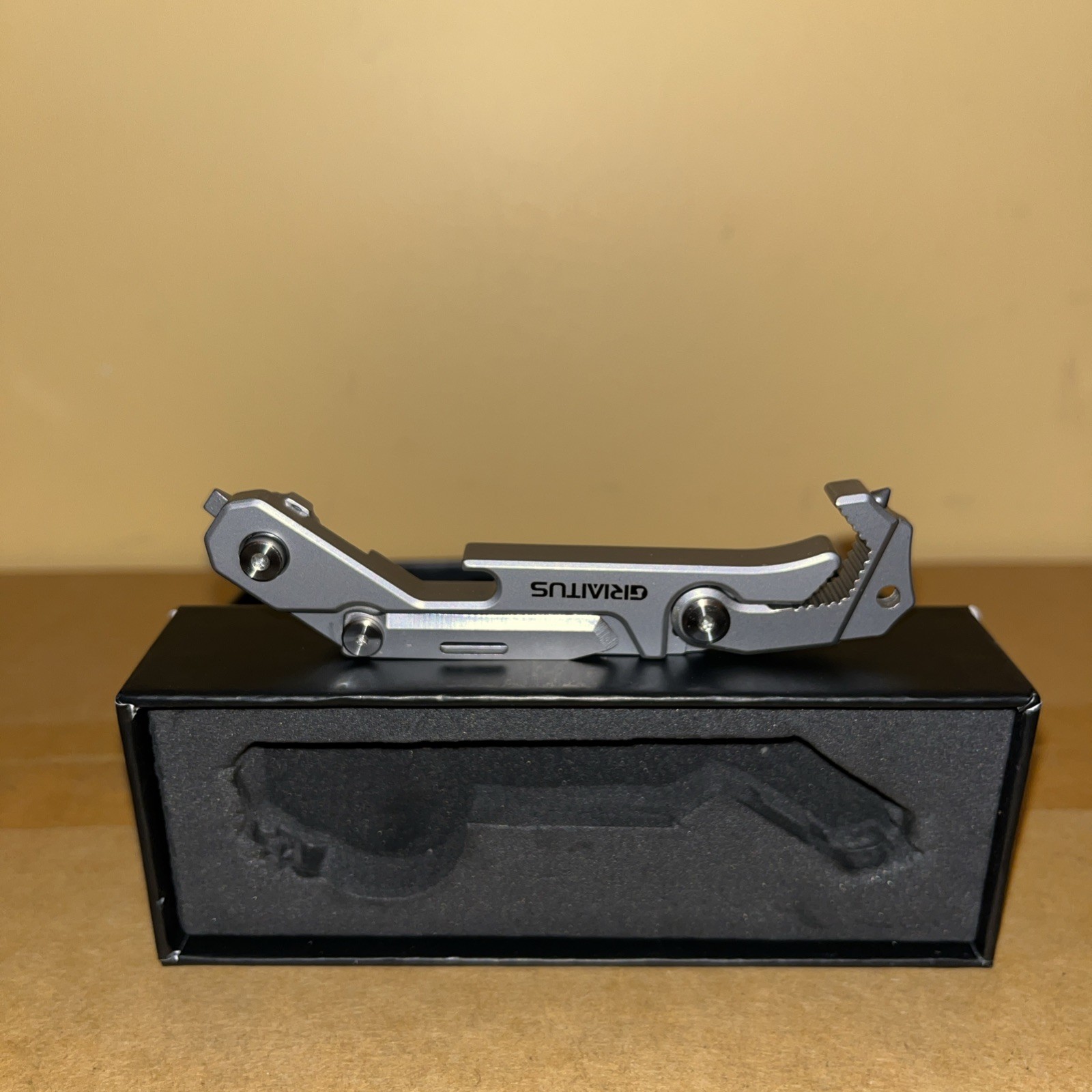 Compact 7-in-1 Multitool with Window Breaker & Seatbelt Cutter—Perfect Gift Idea