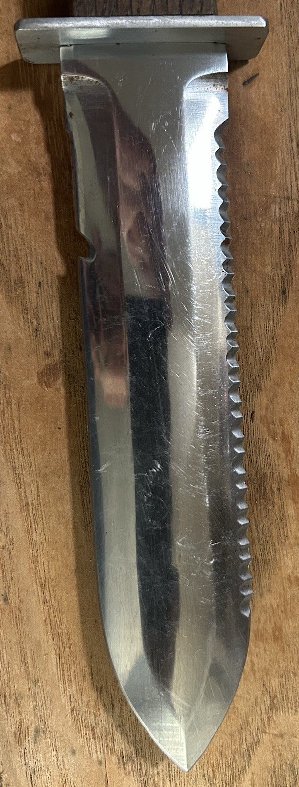 FISKARS-Hard wood handle. Knife/trowel W/Serrated & sharp edge. L#1.