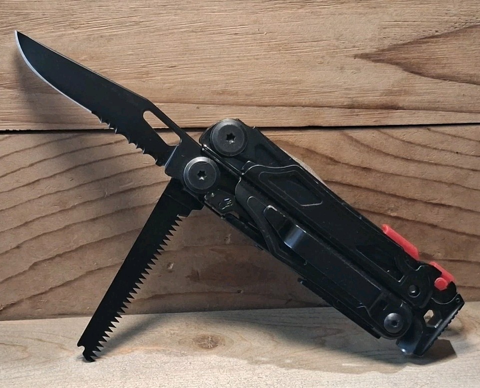 BLACK MOSSY OAK 19-in-1 STAINLESS STEEL MULTI-TOOL WITH SHEATH GREAT CONDITION