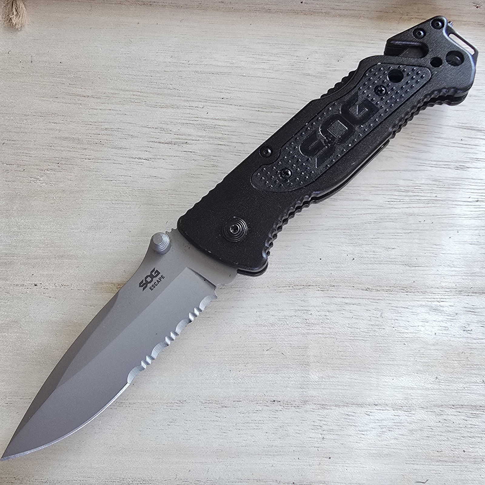 SOG ESCAPE LOCKBACK TACTICAL KNIFE BELT CUTTER GLASS BREAKER
