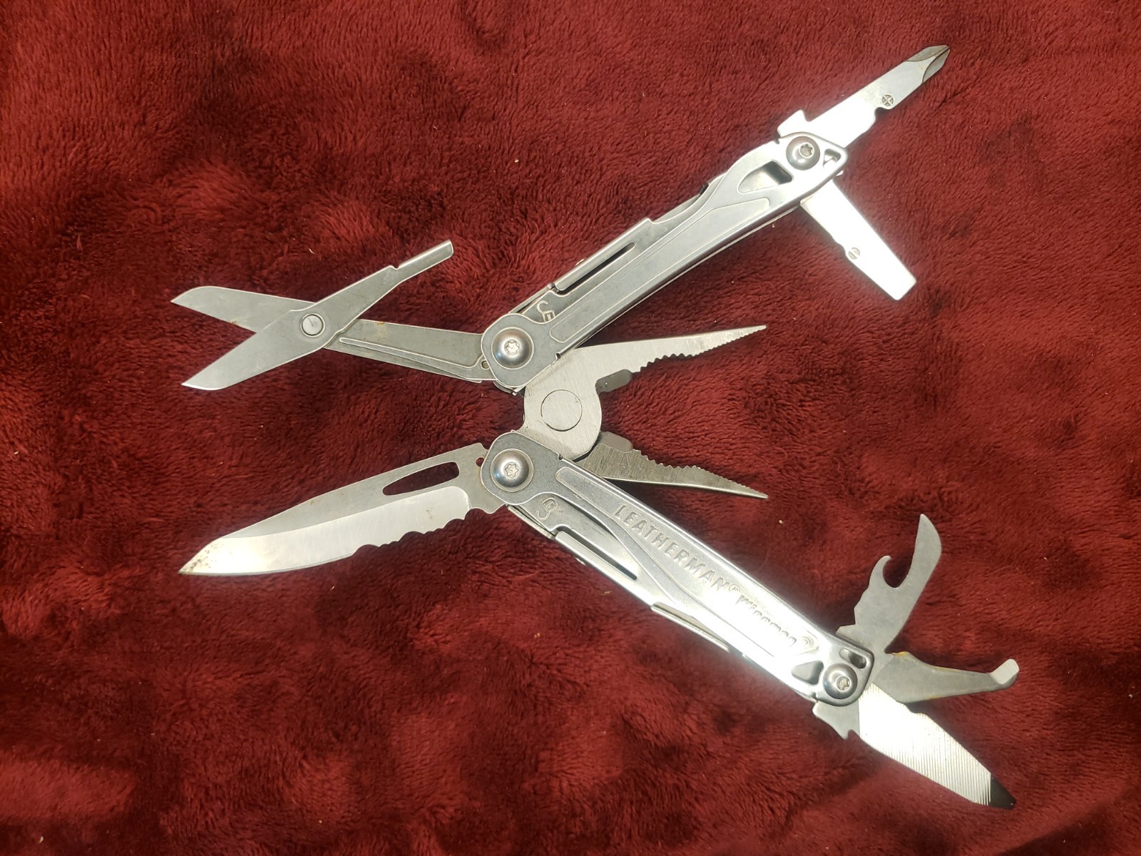Leatherman Wingman Multi Tool with Sheath with light damage 0120 Date Code