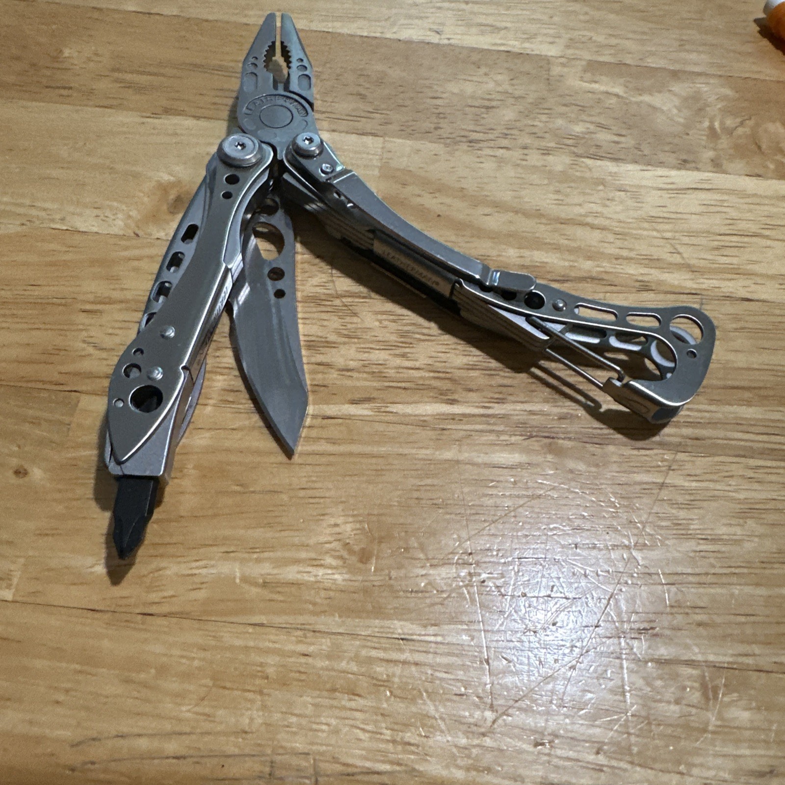 LEATHERMAN Skeletool Multi Tool – Combo Edge Blade Knife Pliers Carabiner Great