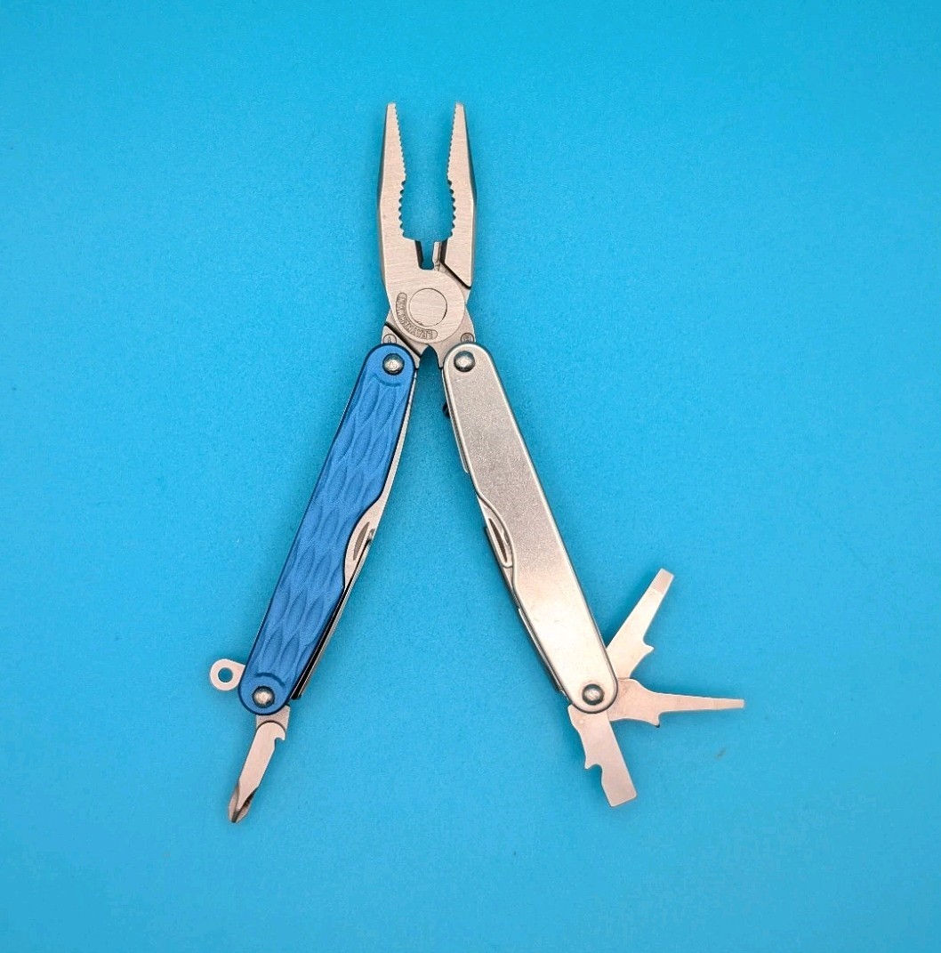 Leatherman Juice CS4 Multi Tool! Retired! COLUMBIA BLUE!
