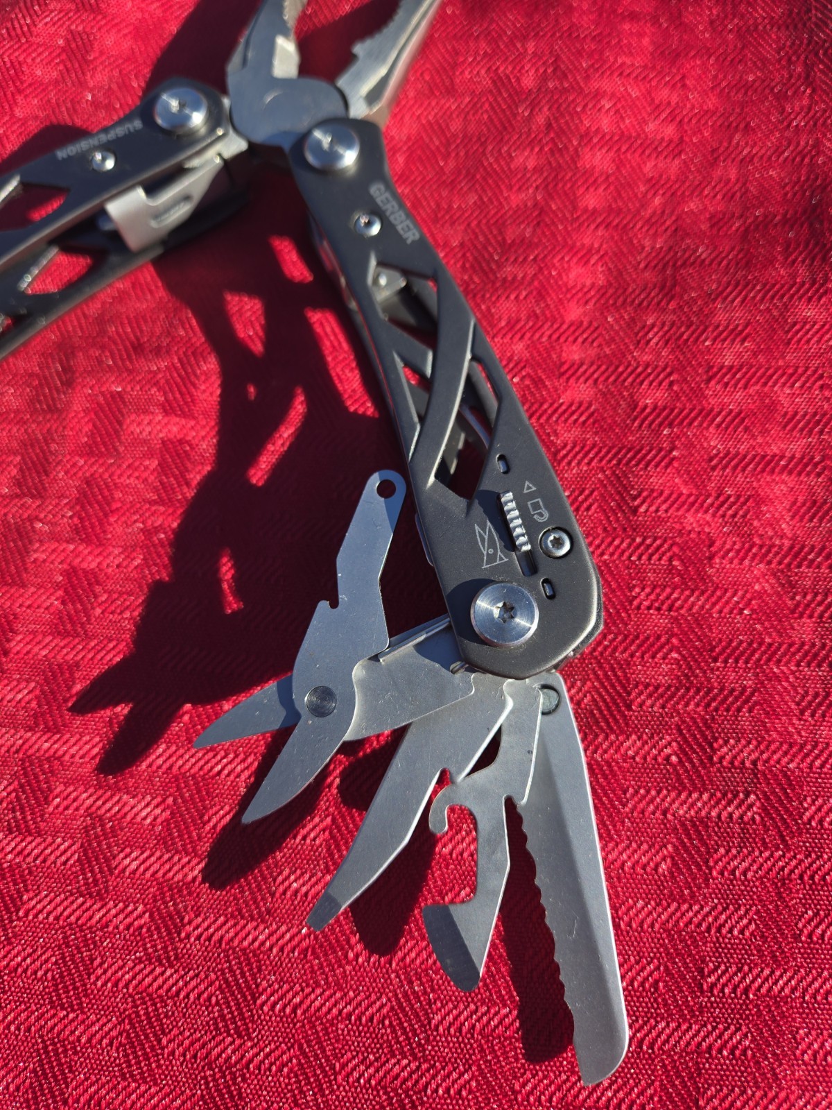 GERBER Suspension w/sheath looks and feels brand new Never Used