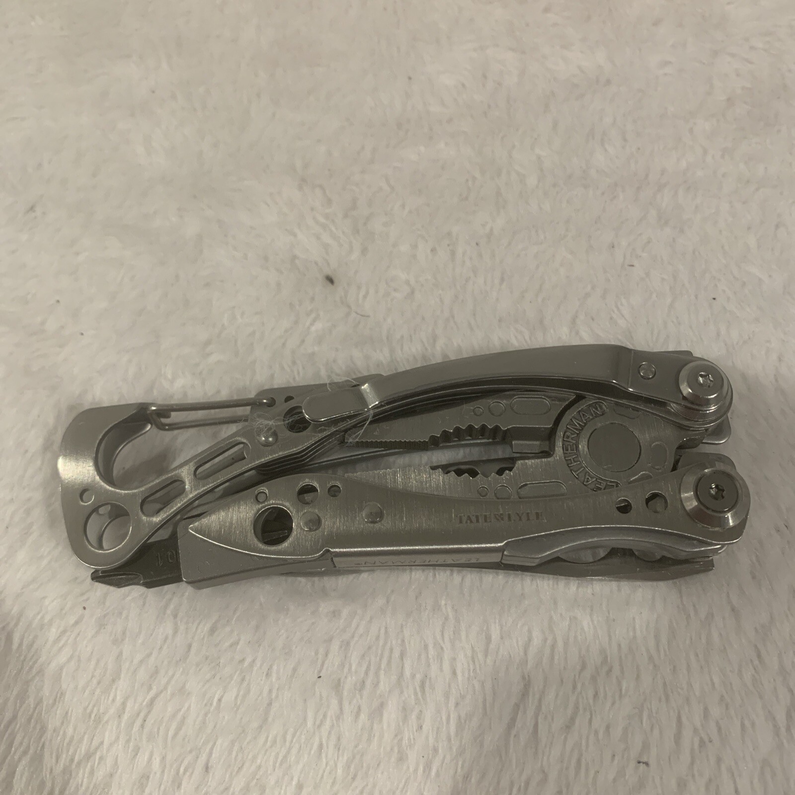 LEATHERMAN Skeletool Multi Tool – Combo Edge Blade Knife Pliers Carabiner!