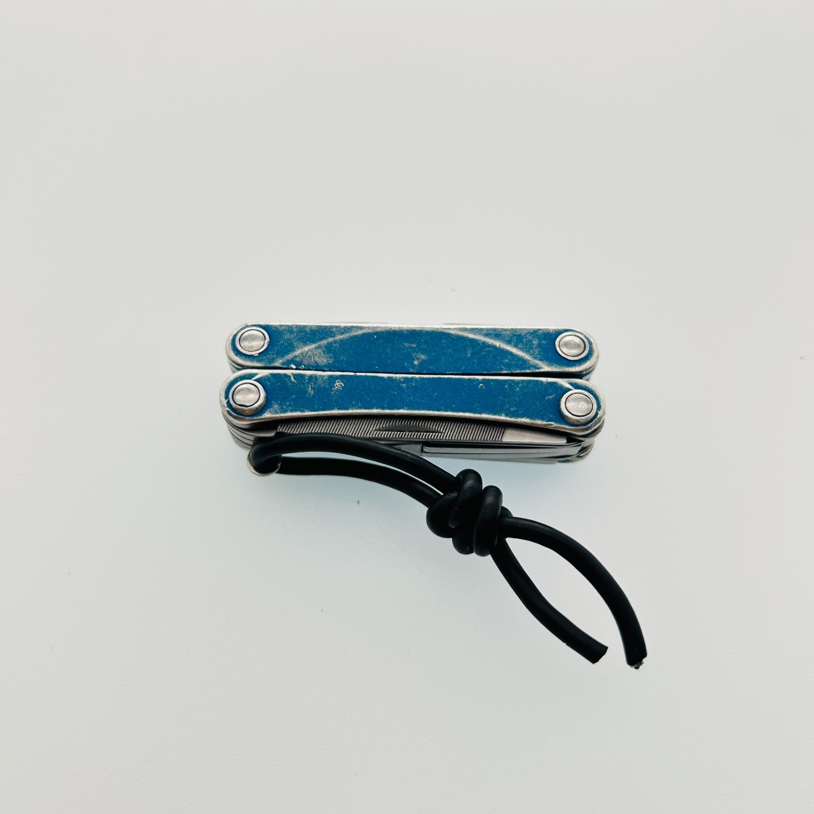Leatherman Squirt PS4 BLUE – 8-in-1 Keychain Multi-Tool Discontinued (CODE9)