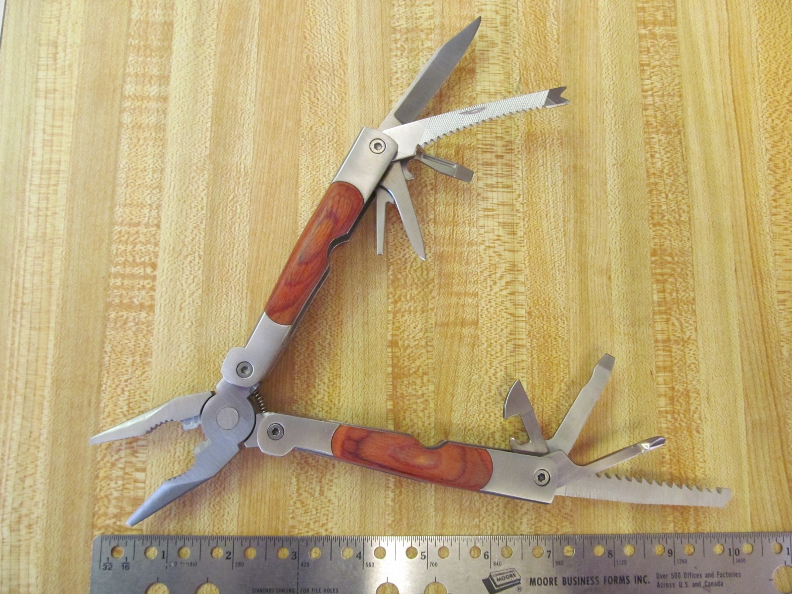 Lot of 8 Various brands inc. Winchester and Coast Multi Tools