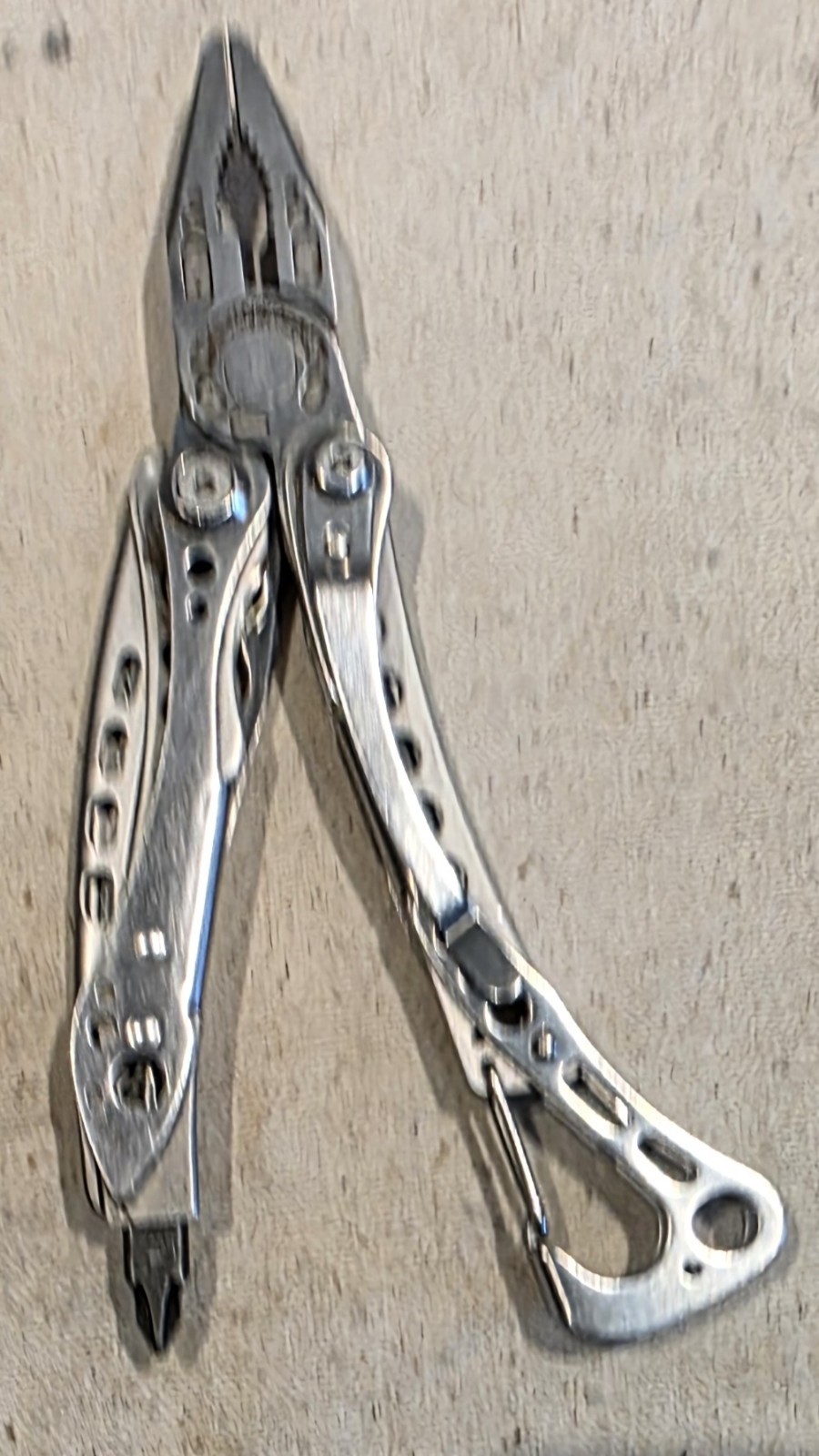 Leatherman Skeletool Multi-Tool Stainless Pocket Knife Plier Carabiner Sheath