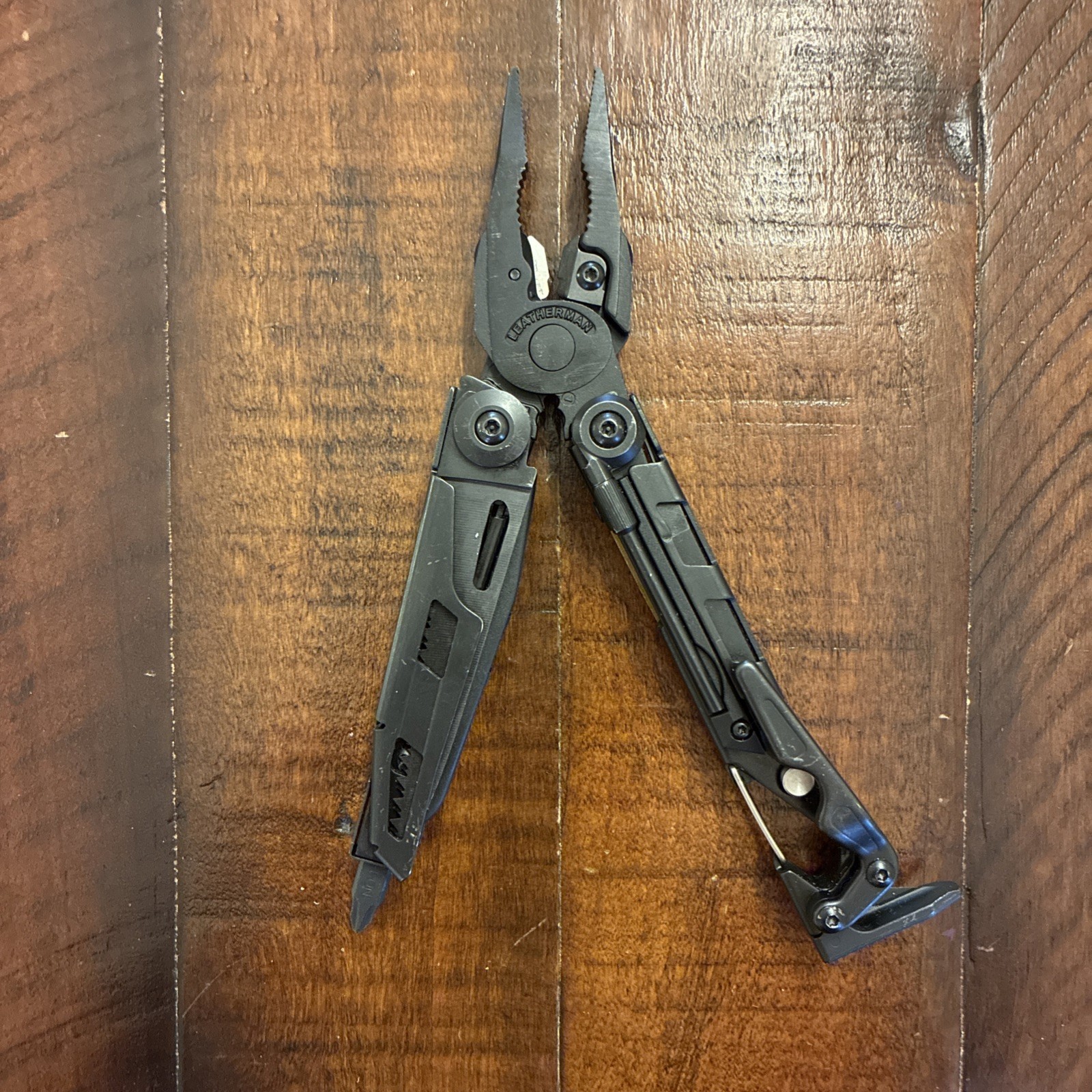 Leatherman MUT Multi Tool – Black Oxide – Excellent