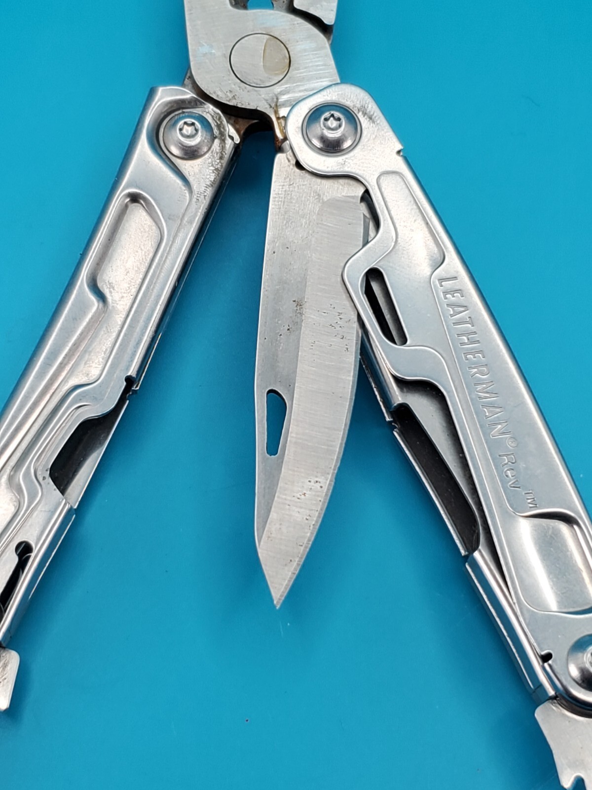 Leatherman Rev 3.8″ Multi-Tool, Stainless! *SOME RUST ON ITEM*