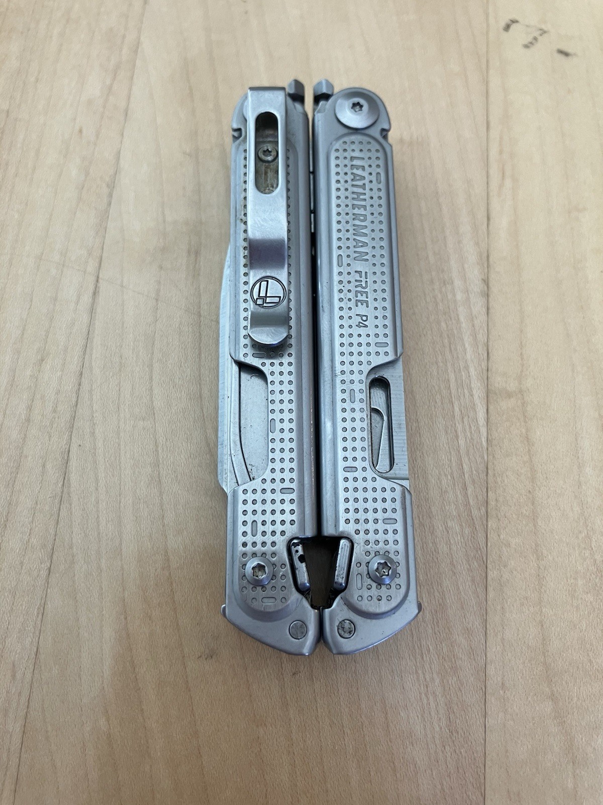 Leatherman Free P4 Stainless Steel Multi-Tool Knife – Rare Discontinued Model