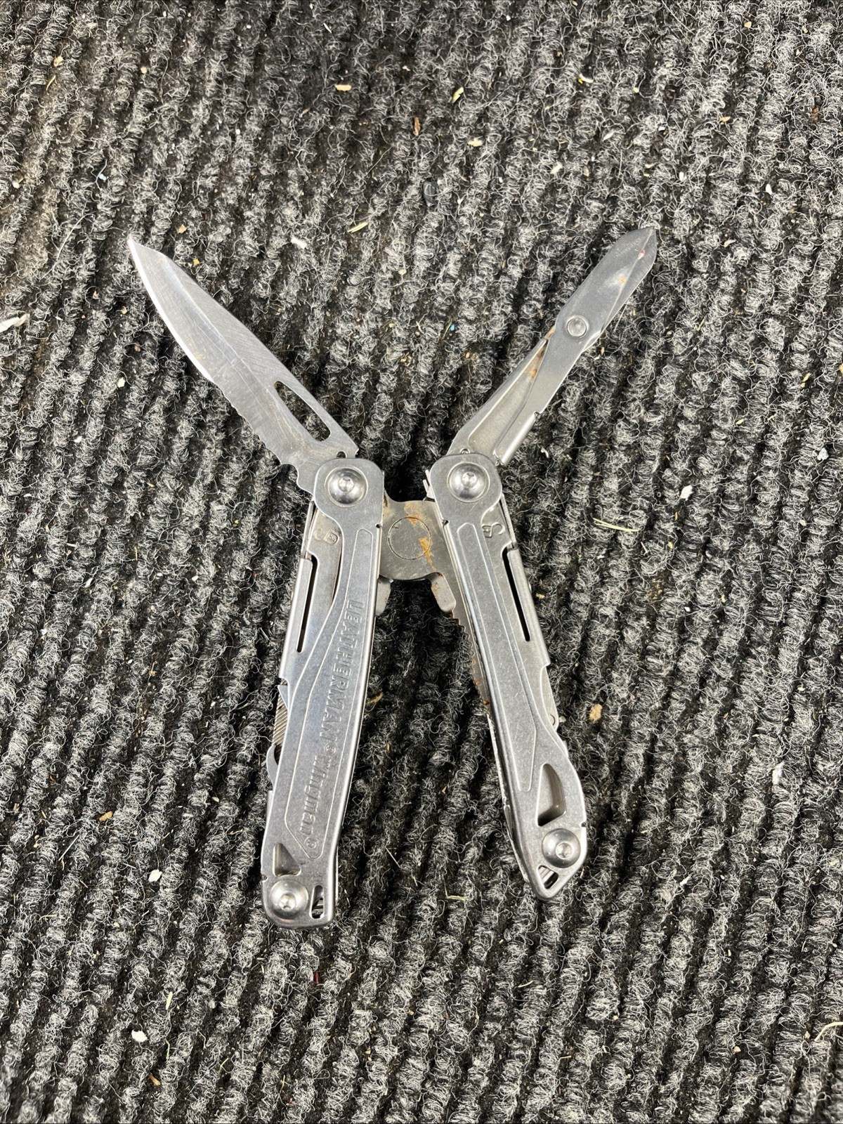 Leatherman Wingman Multitool with 14 tools Needle Nose pliers, wire cutter (025)