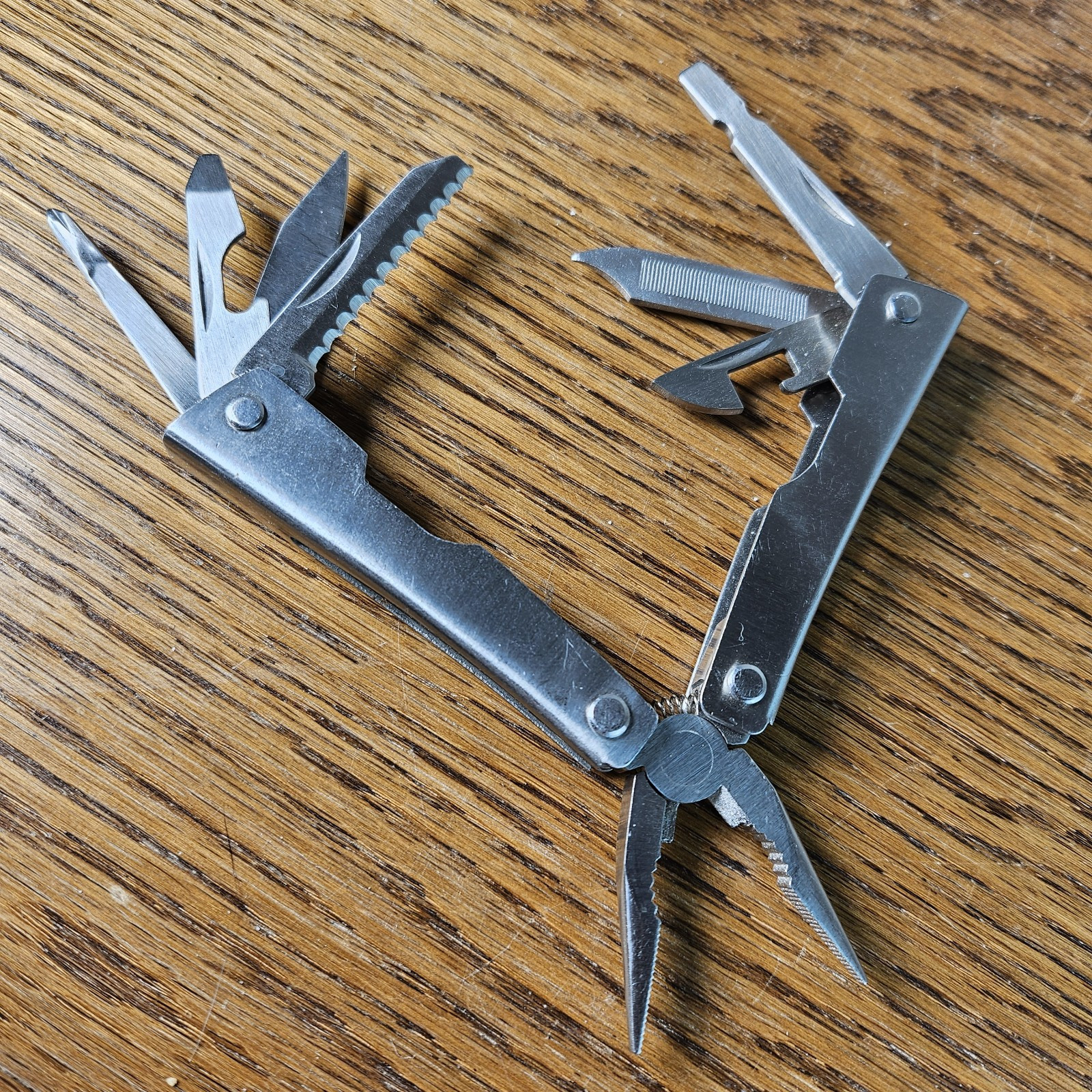 Pocket Size Multi-Tool (8) with Philipps and Flat Head Screwdriver, Saw and More