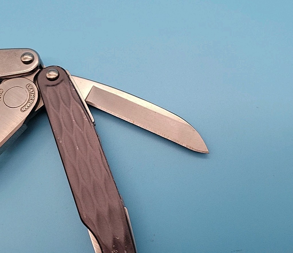 Leatherman JUICE C2 Multi-Tool – Dated 0214 – Textured Gray – Knife *Retired*