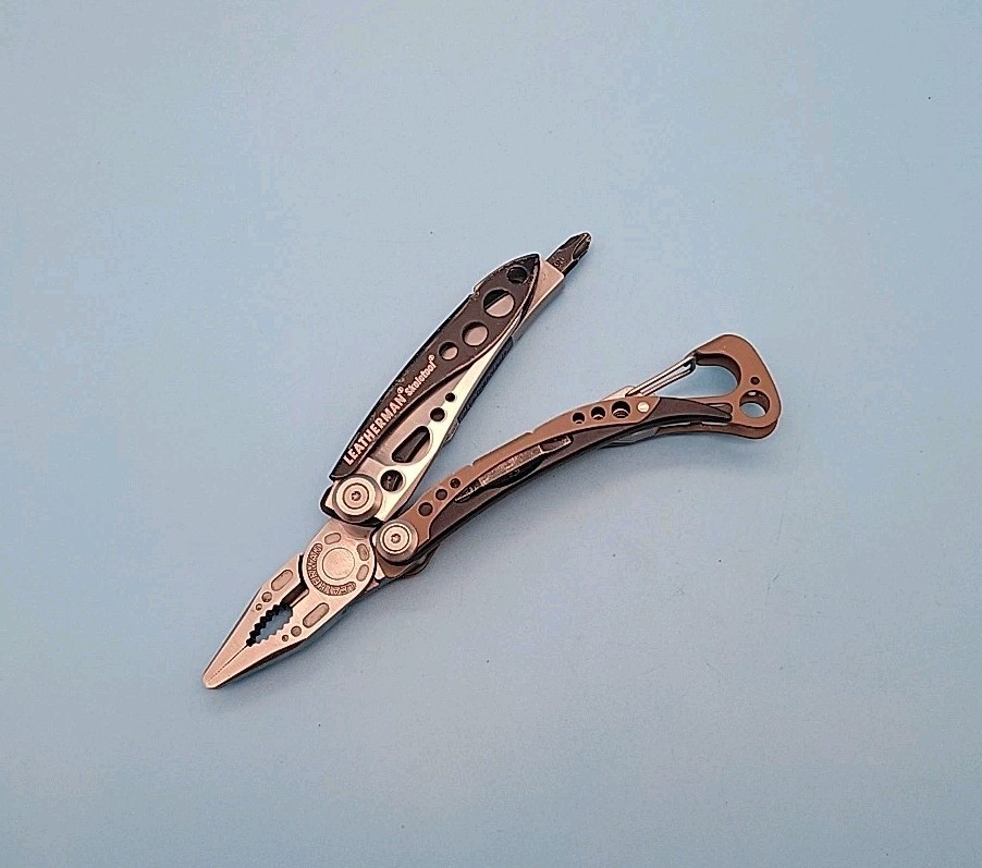 Leatherman Skeletool Multi-Tool – Pliers, Combo Blade, Driver Bits – Coyote Tan