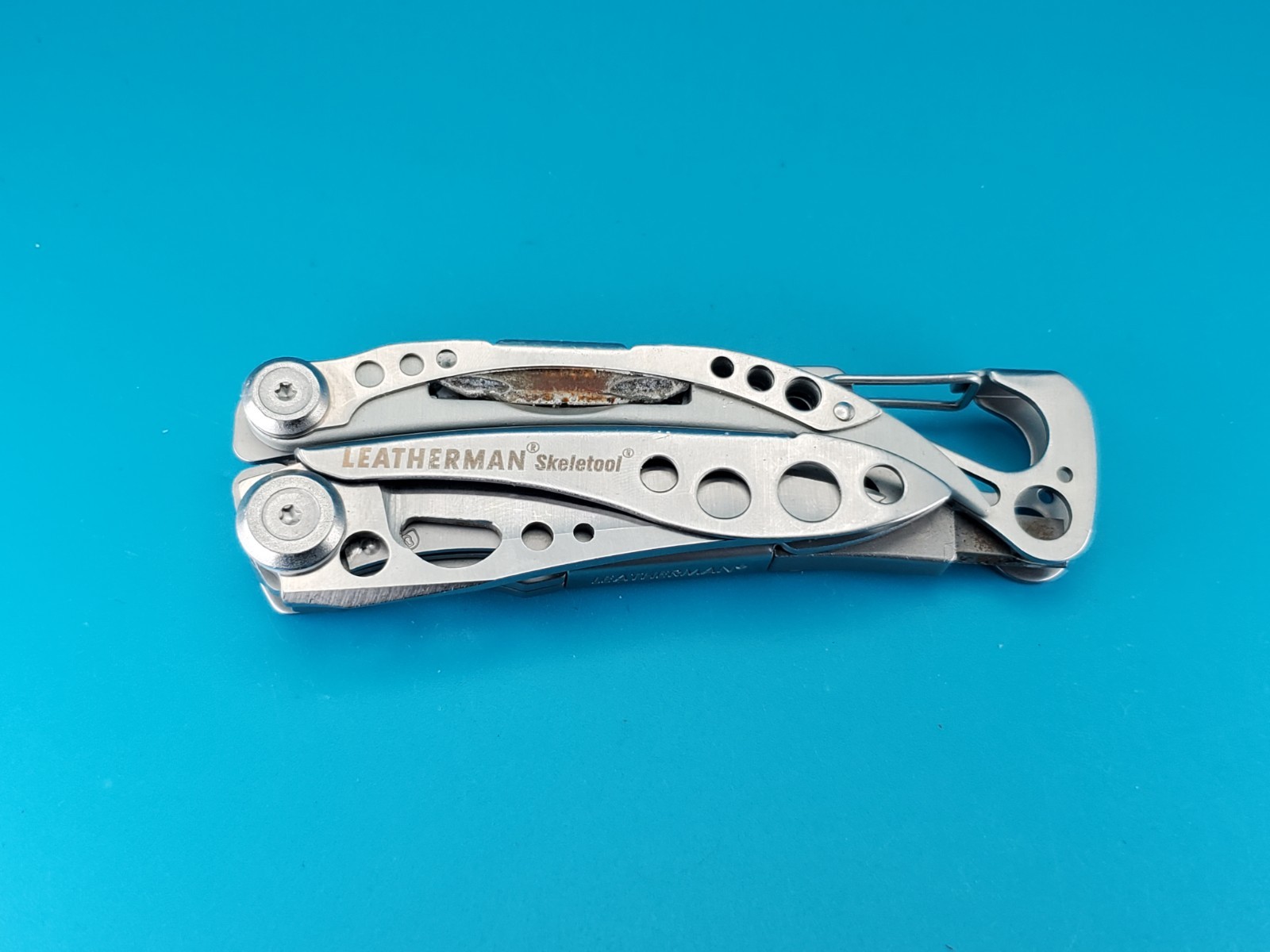 LEATHERMAN Skeletool Multi Tool – Combo Edge Blade Knife Pliers Carabiner!!!