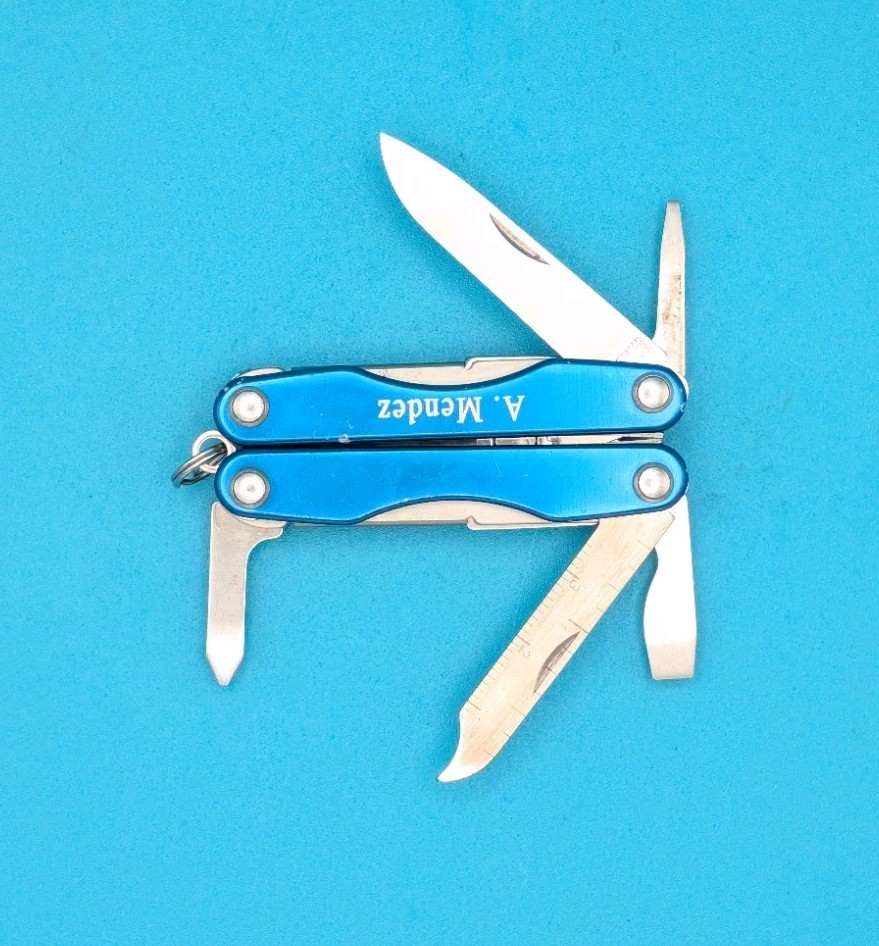 Leatherman “Squirt S4” Stainless Steel Multi Tool – BLUE! *A MENDEZ*