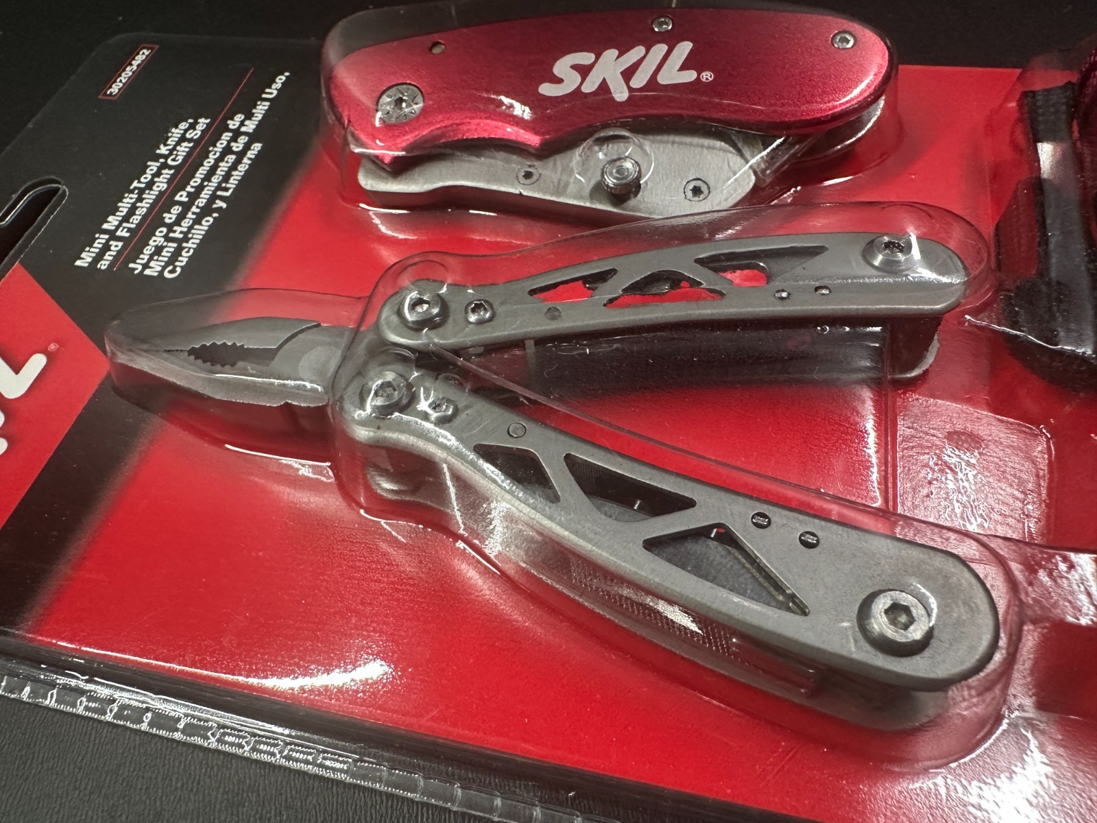SKIL Mini Multi-Tool, Utility Knife, and Flashlight Gift Set #30205482