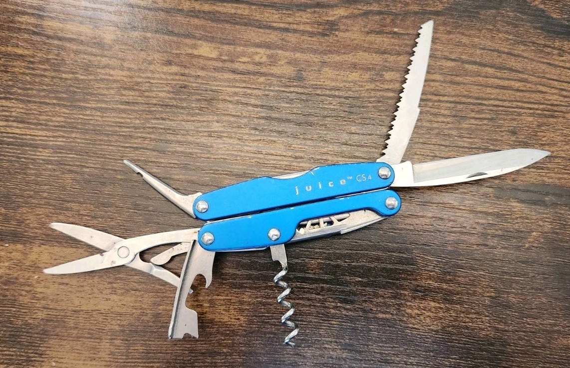 Leatherman Juice CS4 Blue Multitool – Pliers Blade Corkscrew – Great D64