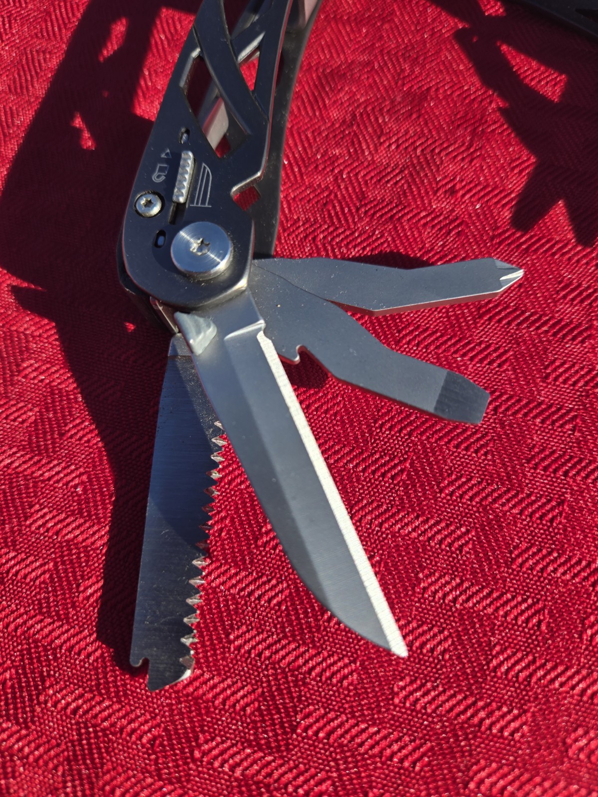 GERBER Suspension w/sheath looks and feels brand new Never Used