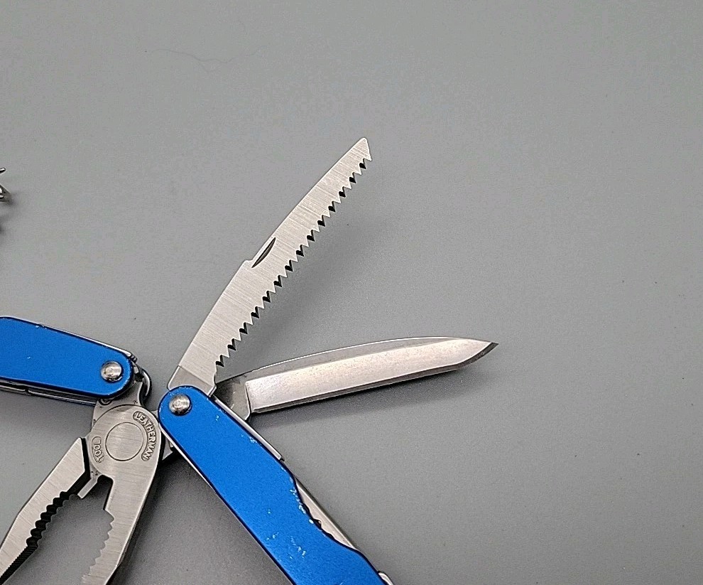 Leatherman JUICE CS4 Multi-Tool – Dated 0912 – Blue – Discontinued – Pliers