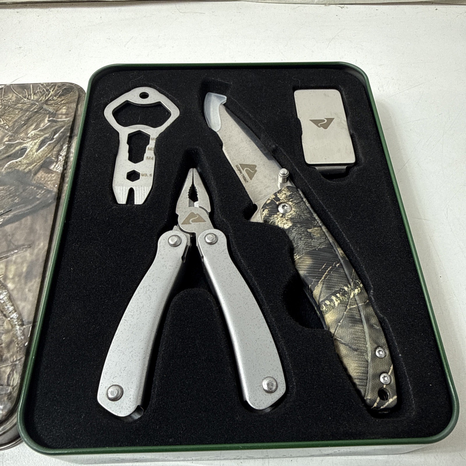 Ozark Trail Mossy Oak Camo 4pc Multitool & Pocket Knife Gift Set Storage Tin