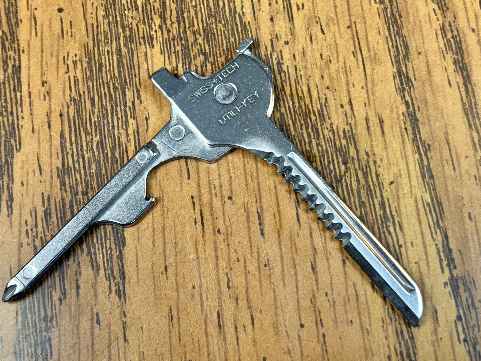 SWISS+TECH Utility Key Ring 6-in-1 Multi Tool + Tin Gift Box Camping Multi Tool