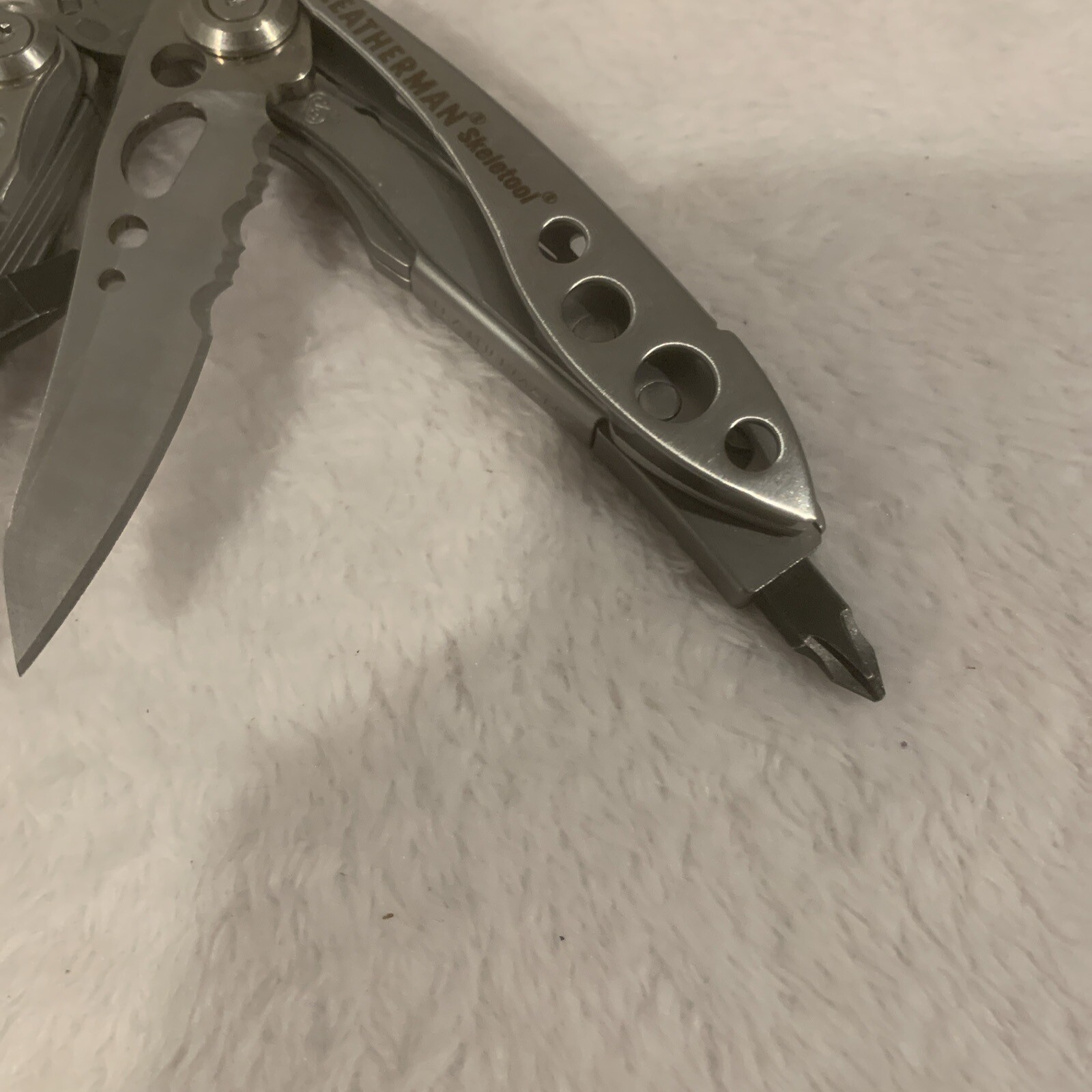 LEATHERMAN Skeletool Multi Tool – Combo Edge Blade Knife Pliers Carabiner!