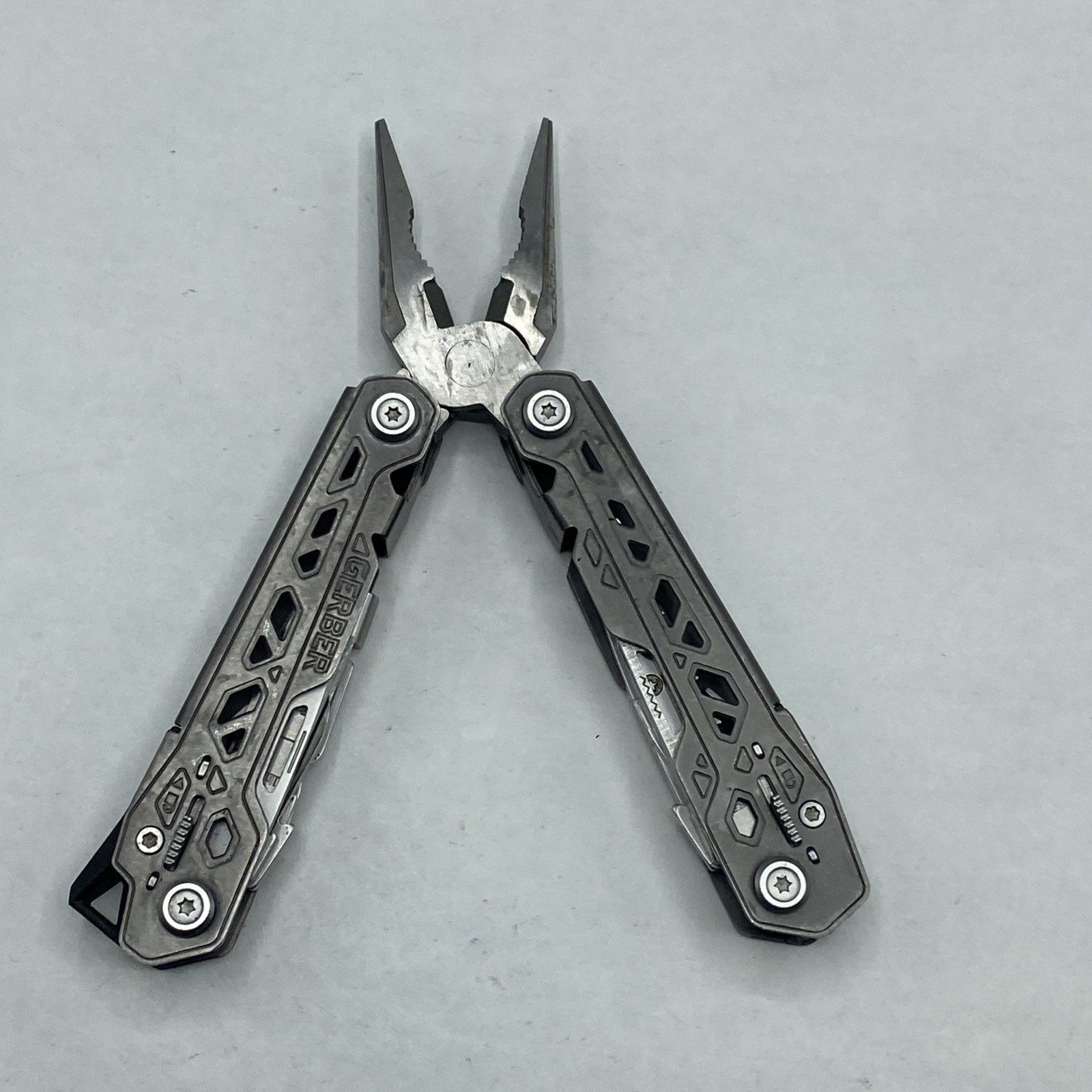 Gerber Truss Multi Tool with Sheath – Gray
