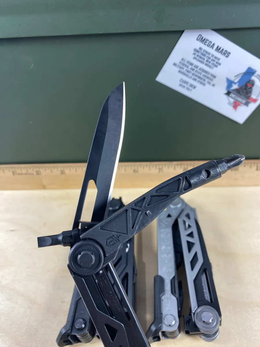 Gerber Center-Drive Black/Silver – x1(ONE) per order (MSRP 139.99) Light usage