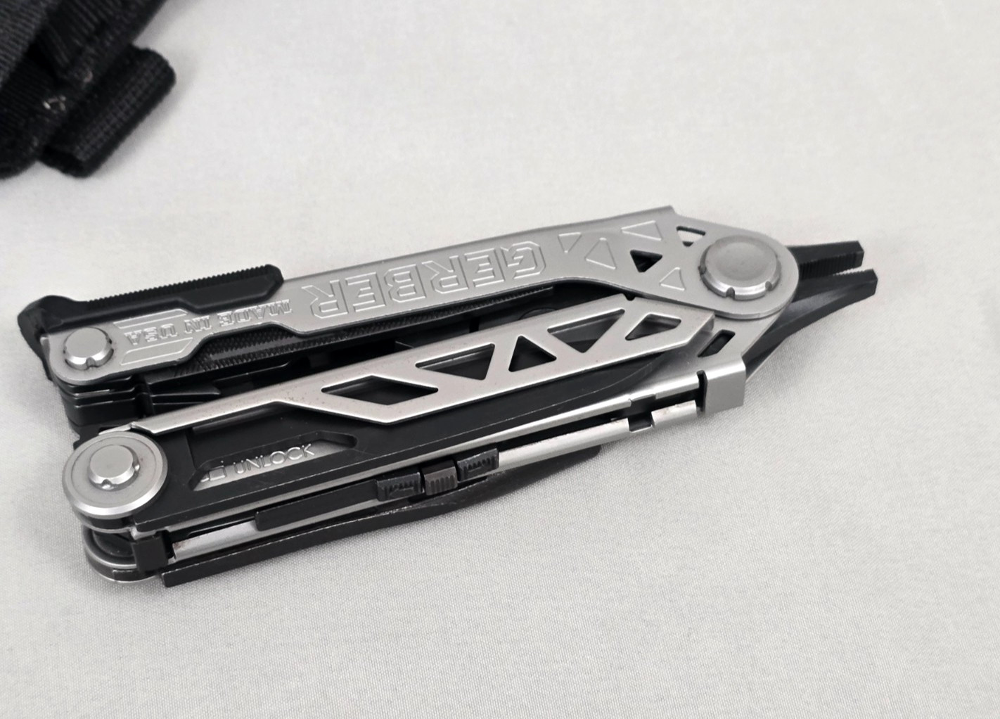GERGER MADE IN USA Center Drive Multi-Tool w/Deployable Pliers and MOLLE Sheath