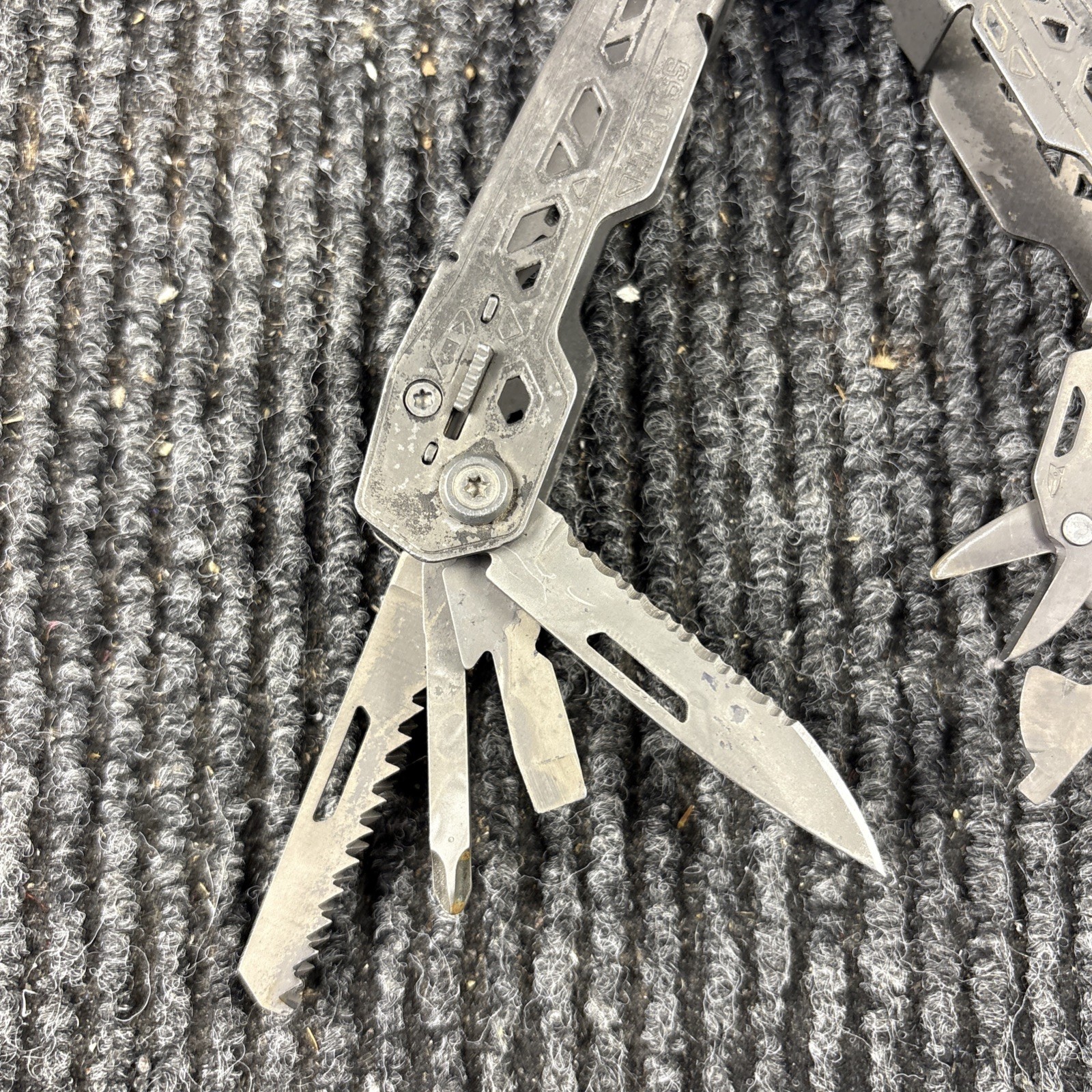 One Gerber Truss 17-in-1 Pliers Multi Tool TSA – Gray (015)