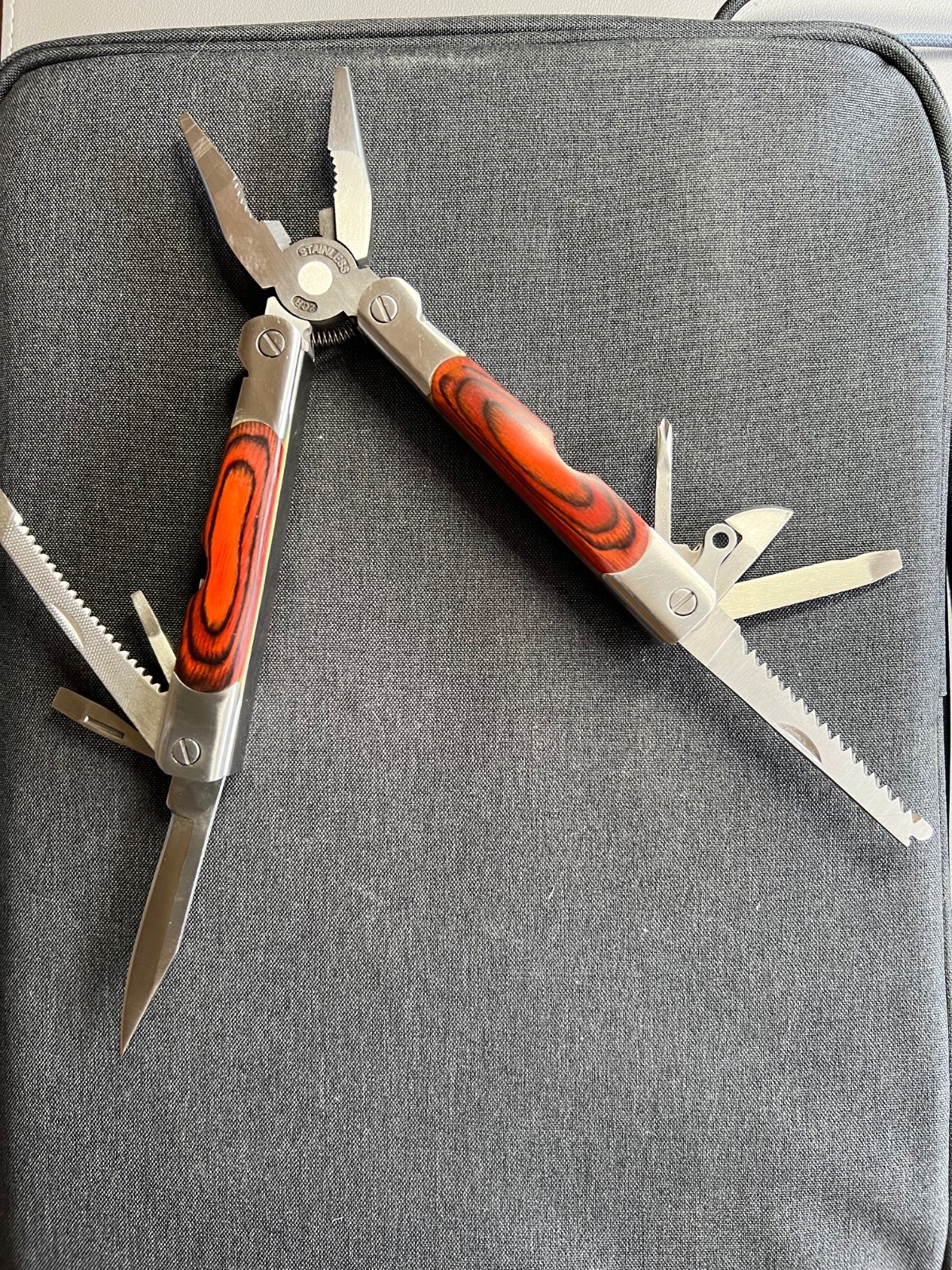 SHEFFIELD MULTI-TOOL KNIFE #2CR SHOWS NO SIGNS OFUSE