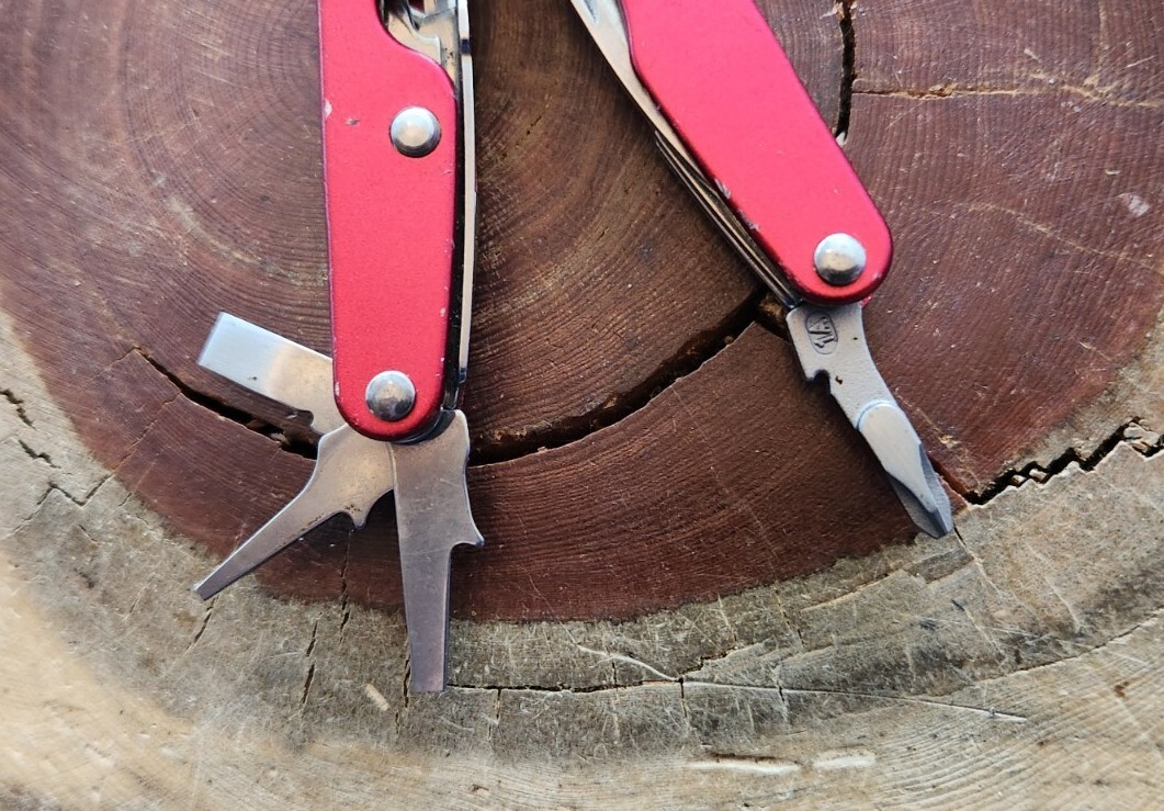 Leatherman Juice C2 Multi Tool Inferno Red Retired Vintage Preowned – Great G43