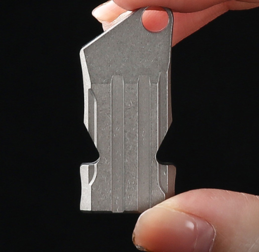 EDC Titanium Portable Keychain Treble Whistle Neklace Outdoor Cmaping Travel