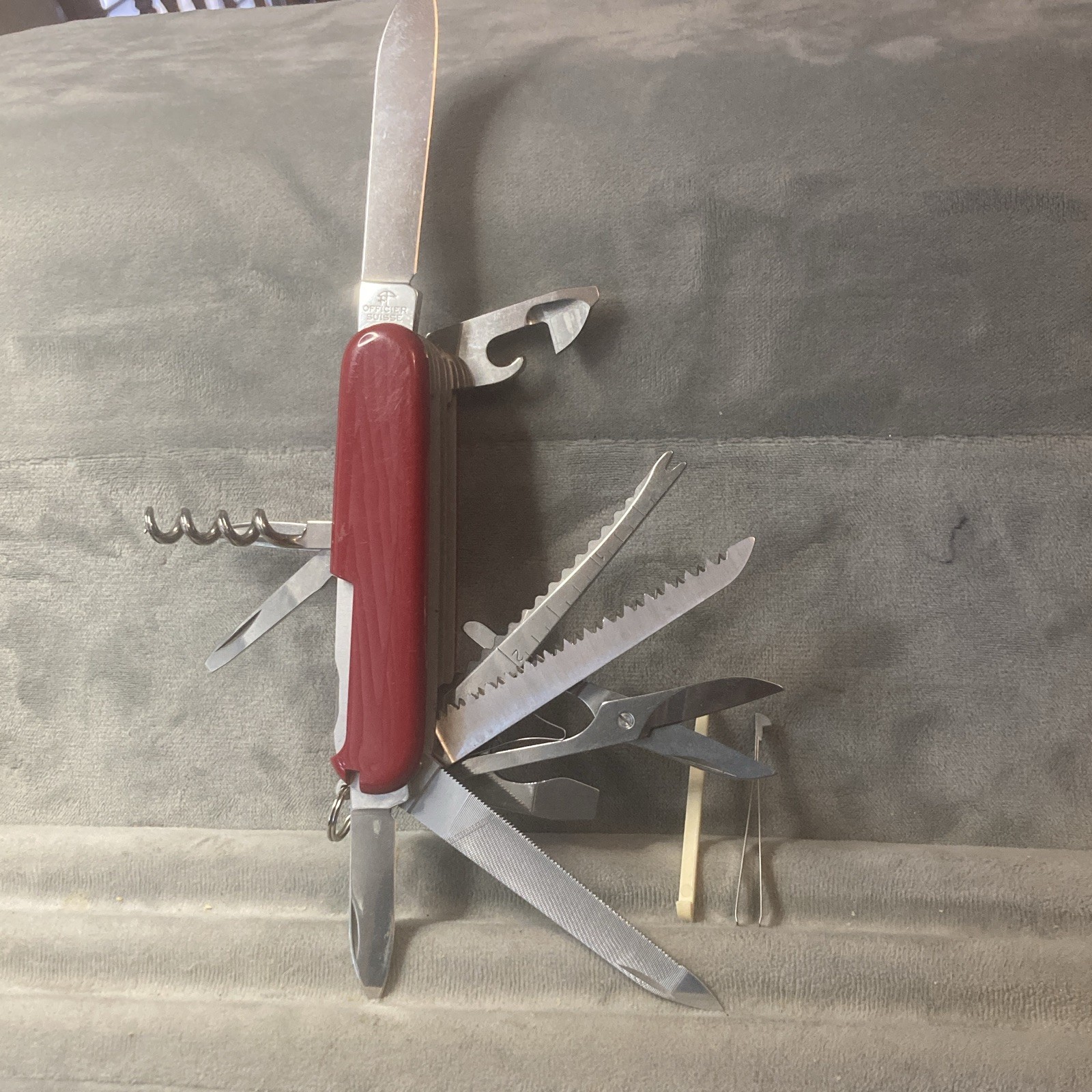 Victorinox Swiss Army Knife Red officier suisse Made in Switzerland.