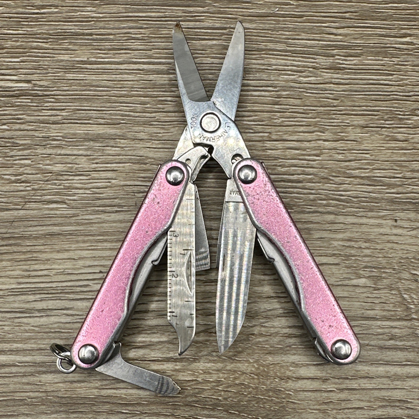 Leatherman Squirt P4 Pink Multitool Multi-Tool – Pliers Multitool 067L