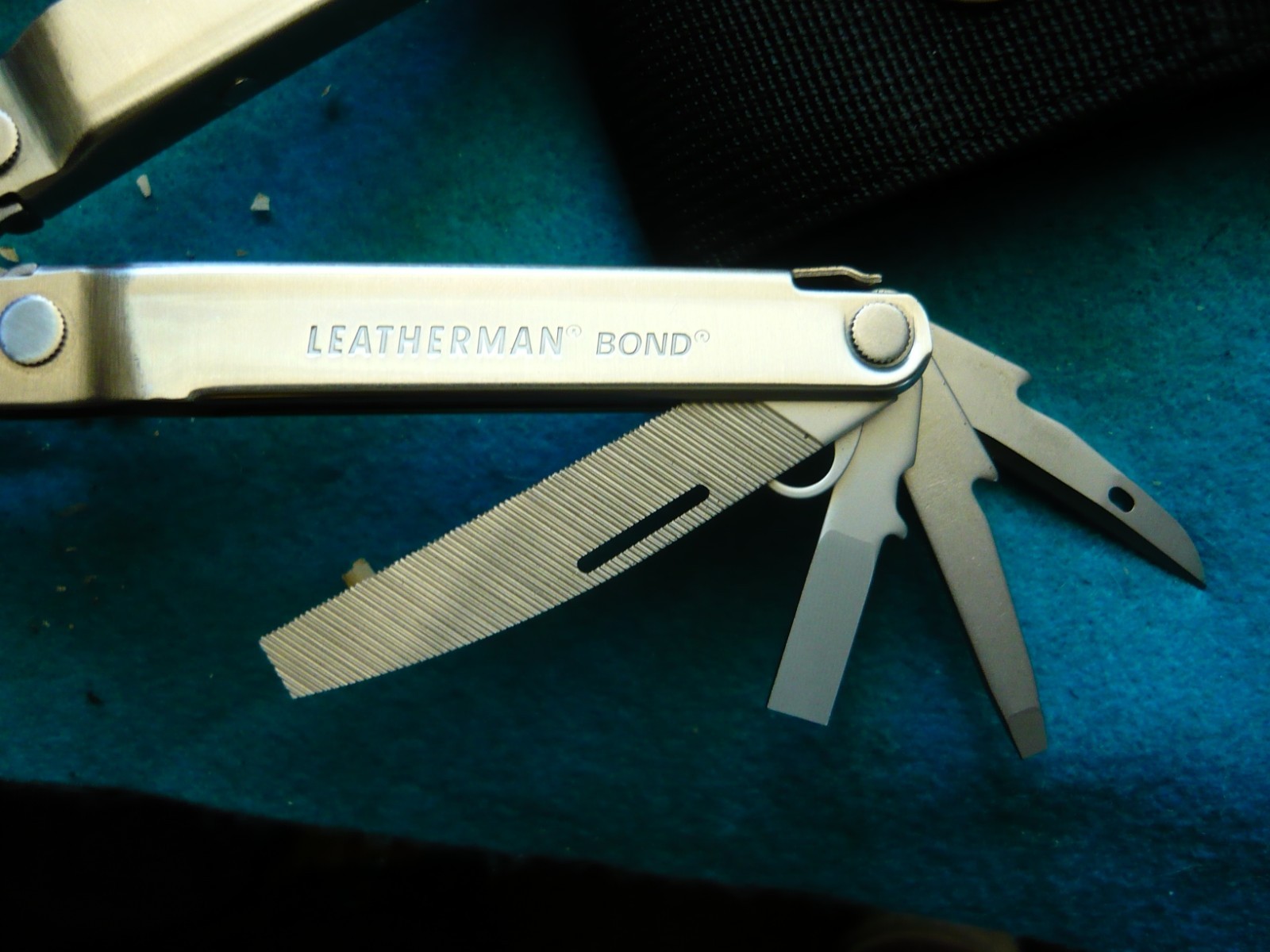 *** Leatherman 832935 BOND Multi-Tool 14 Tools Stainless Steel With Nylon Sheath