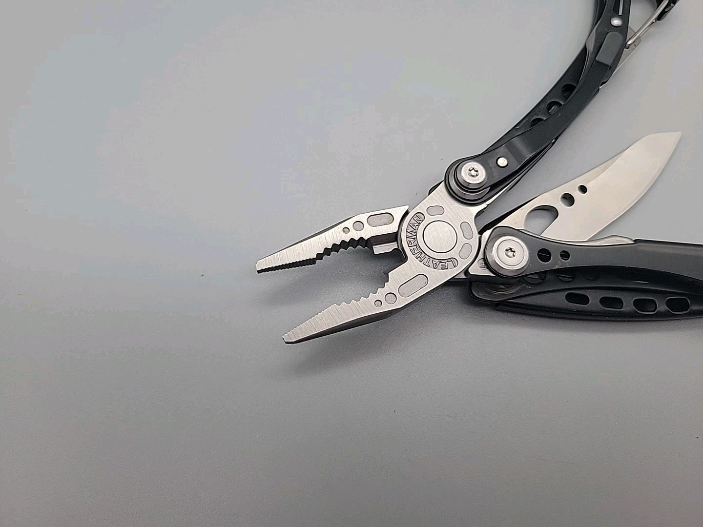 Leatherman Skeletool CX Multi-Tool – Dated 1018 – Plain Edge 154CM Blade