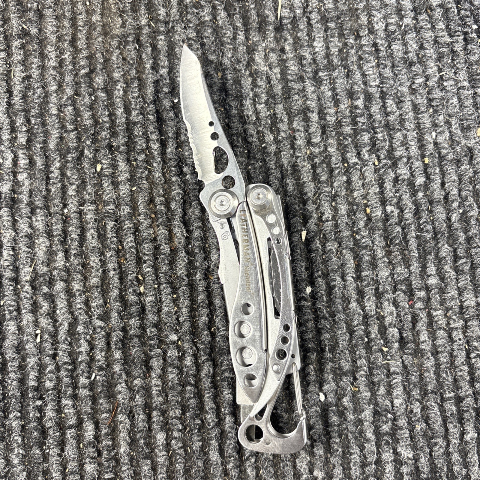LEATHERMAN Skeletool Multi Tool – Combo Edge Blade Knife Pliers Carabiner (068)