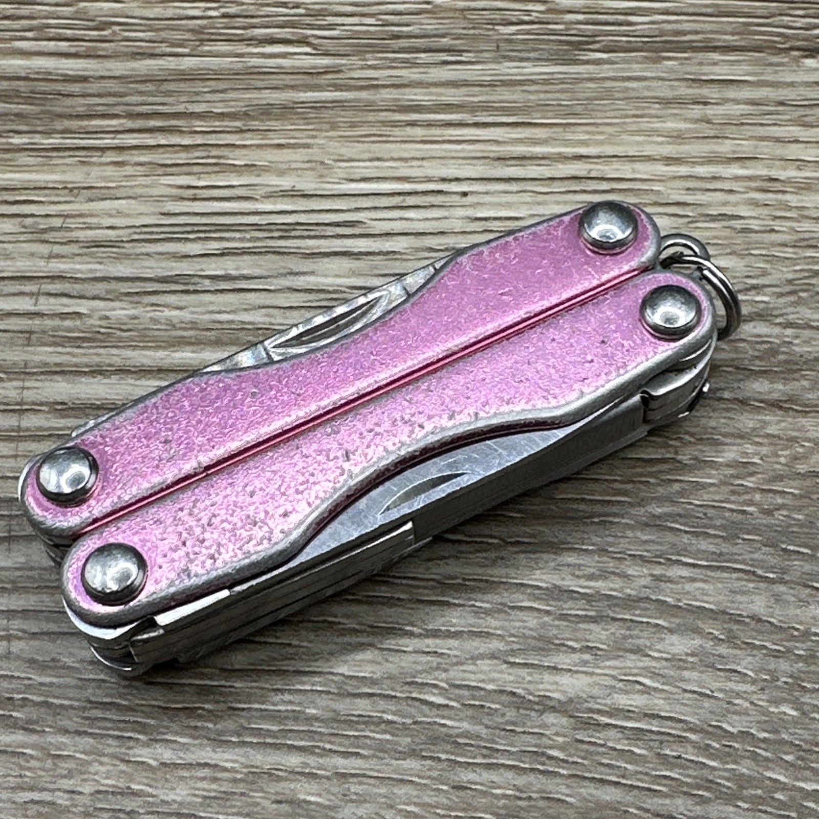Leatherman Squirt P4 Pink Multitool Multi-Tool – Pliers Multitool 067L