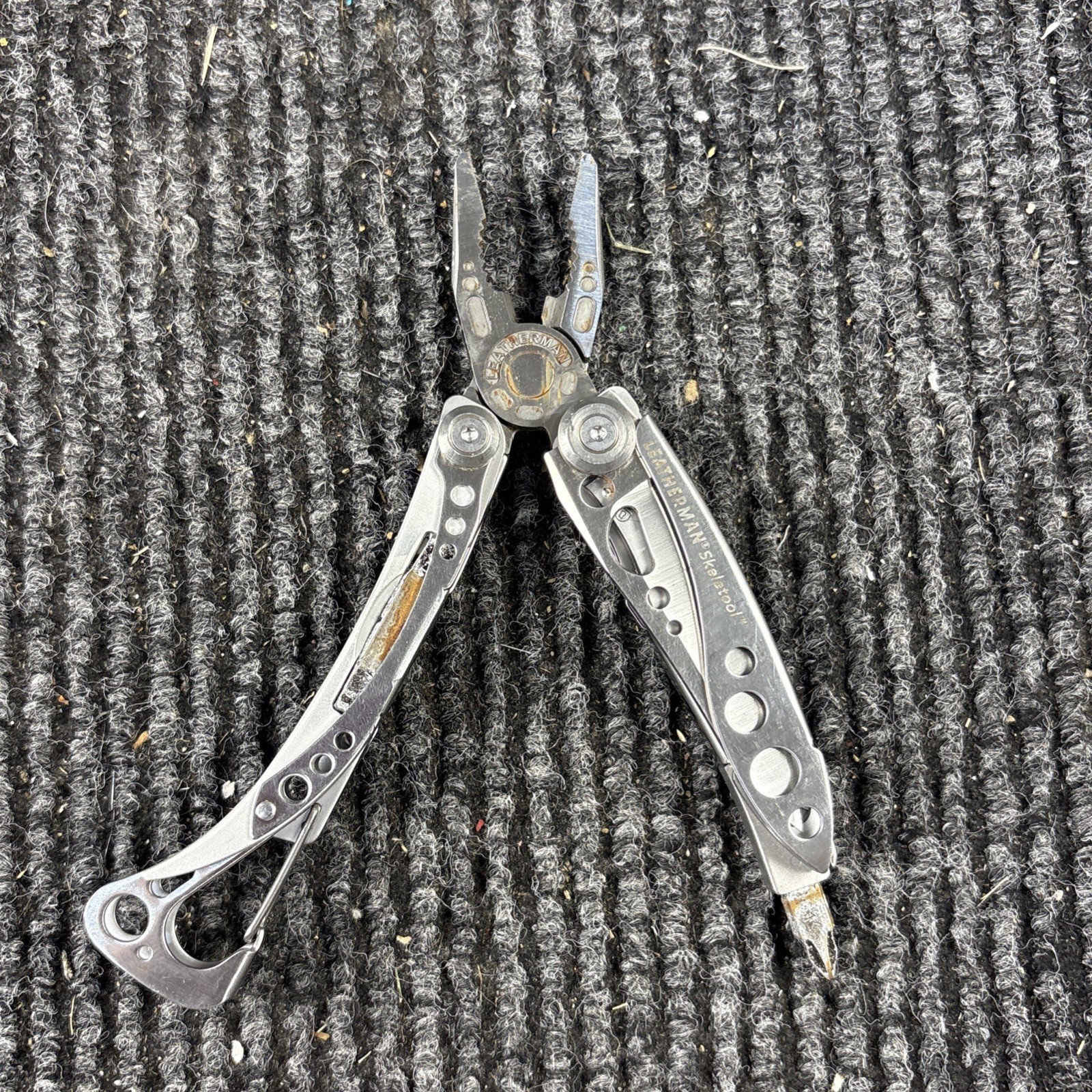 LEATHERMAN Skeletool Multi Tool – Combo Edge Blade Knife Pliers Carabiner (075)