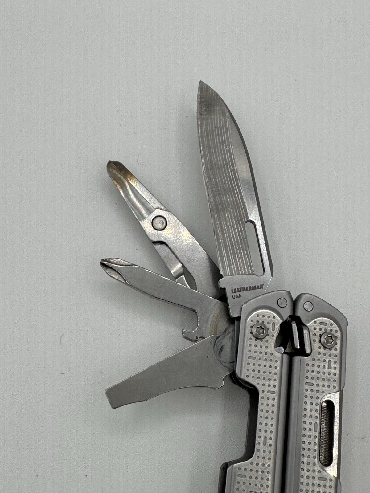 Leatherman FREE P4 Retired Multi Tool Pocket Clip Gray Sheath USA Stainless READ