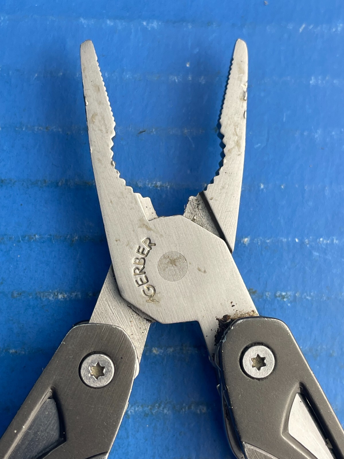 Gerber Clutch Multi-Tool Knife – Nail File – Pliers – Screwdrivers- Tweezer
