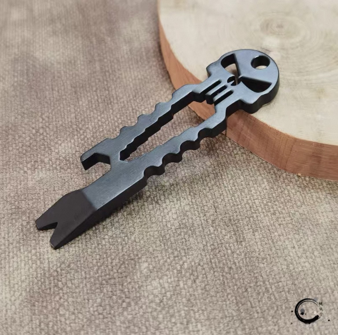 TC4 Titanium Skull Outdoor EDC Crowbar Keychain Tactical Pry Bar Opener Crowbar
