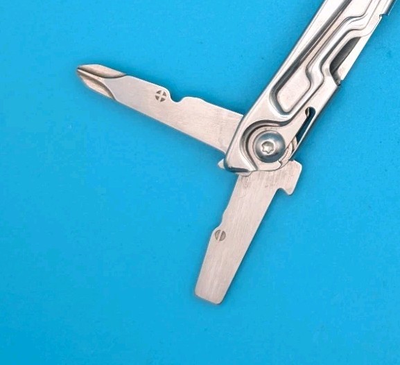 Leatherman Rev 3.8″ Multi-Tool, Stainless! *SOME RUST ON ITEM*