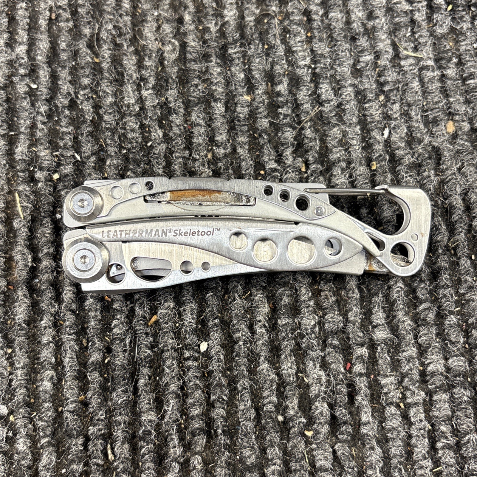 LEATHERMAN Skeletool Multi Tool – Combo Edge Blade Knife Pliers Carabiner (075)