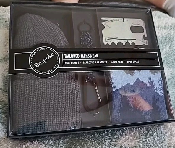 OUTDOOR ACCESSORIES GIFT SET BEANIE ROPE/CARABINER UTENSIL MILTI-TOOL BOOT SOCKS