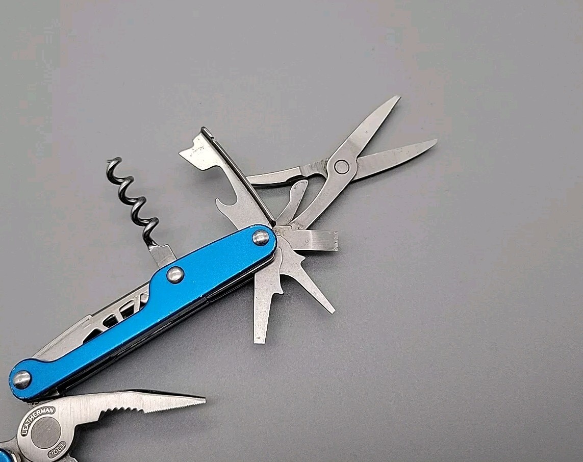Leatherman Juice CS4 Multi Tool – Dated 0304 – Blue – Pliers * Retired *