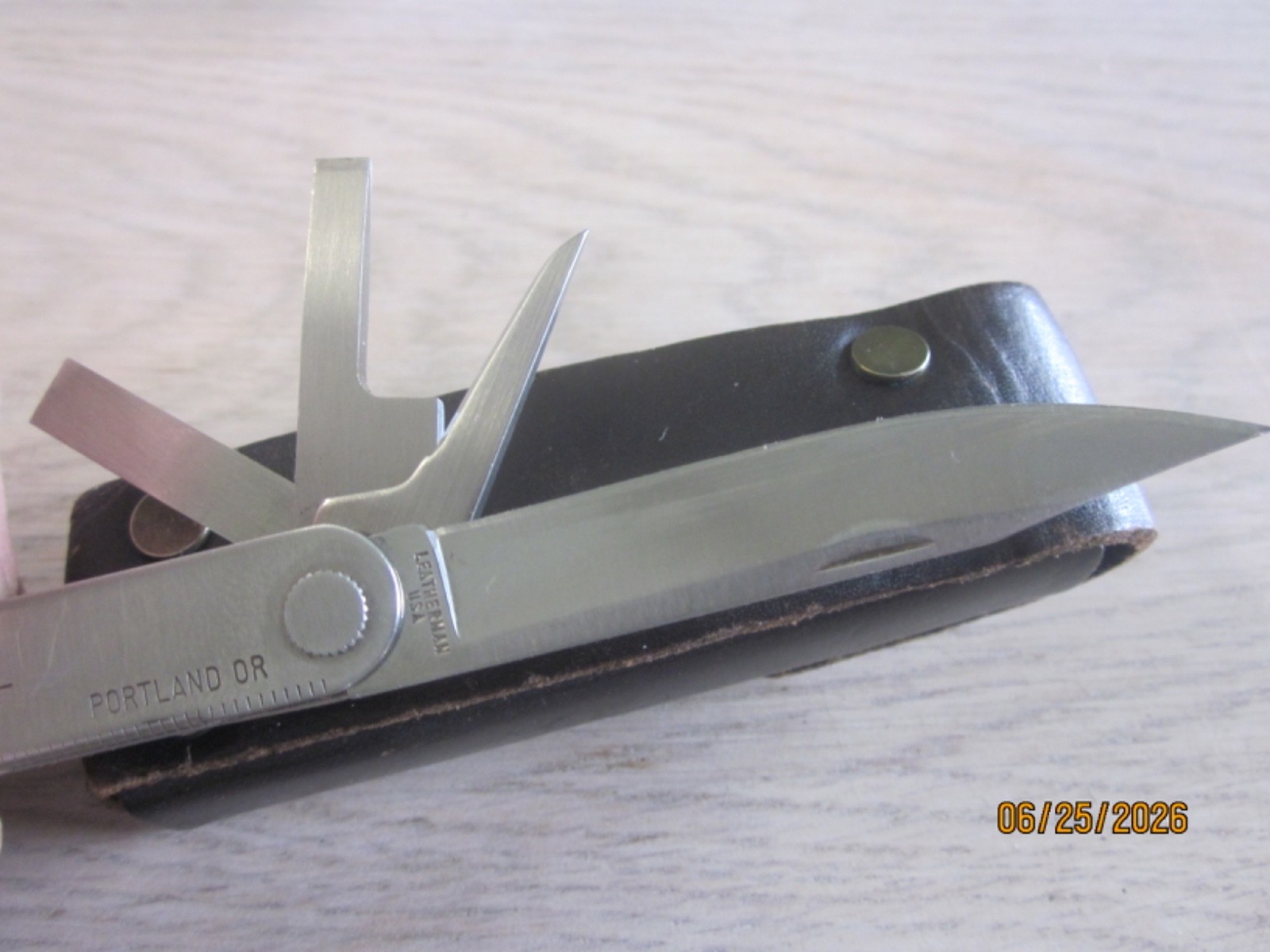 VTG ORIG. LEATHERMAN DATED 03-1995 MULTI PLIERS TOOL W/BROWN CASE “LOOKS UNUSED”